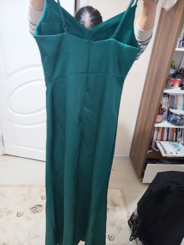 zümrüt yeşili saten yırtmaçlı abiye elbise - Görsel 3