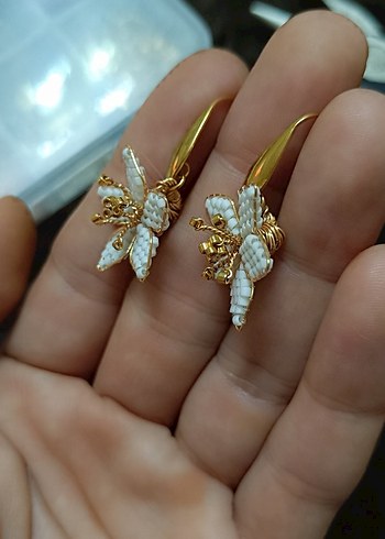 Beyaz Miyuki Çiçek Tasarım Küpe - Görsel 2