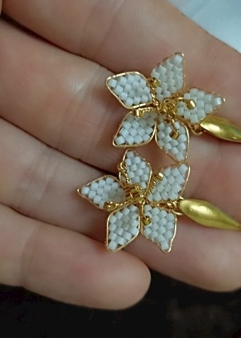 Beyaz Miyuki Çiçek Tasarım Küpe - Görsel 3