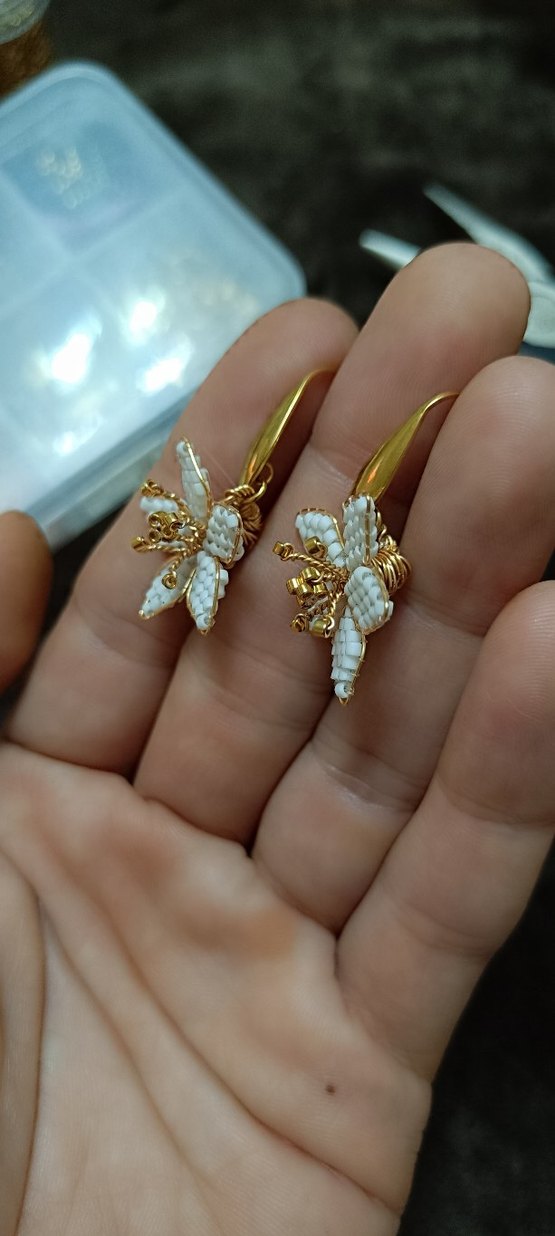 Beyaz Miyuki Çiçek Tasarım Küpe - Görsel 2