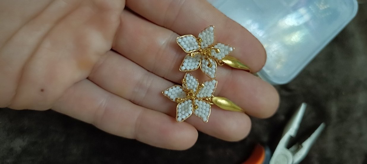 Beyaz Miyuki Çiçek Tasarım Küpe - Görsel 3