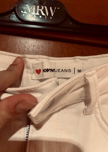 Beyaz Nakışlı Kemerli Mini Şort - Görsel 3