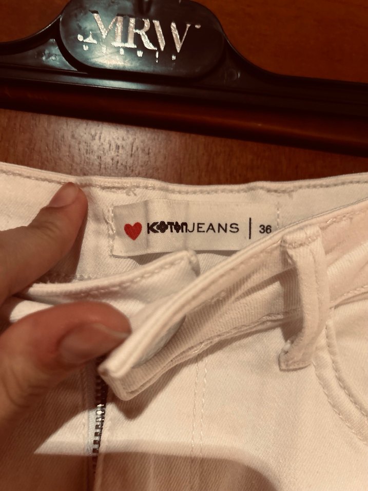 Beyaz Nakışlı Kemerli Mini Şort - Görsel 3