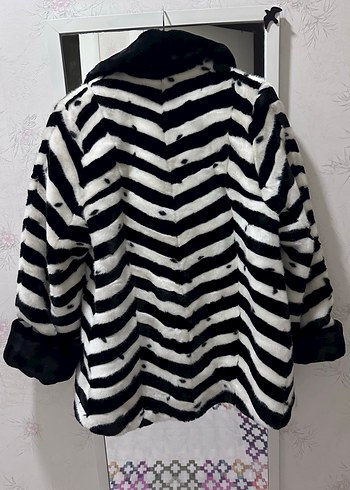 Zebra Desenli Kısa Kürk Kadın Mont - Görsel 4