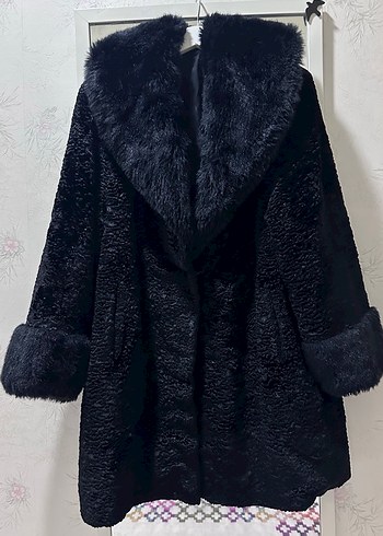 Siyah Kürk Detaylı Midi Kadın Kaban - Görsel 3