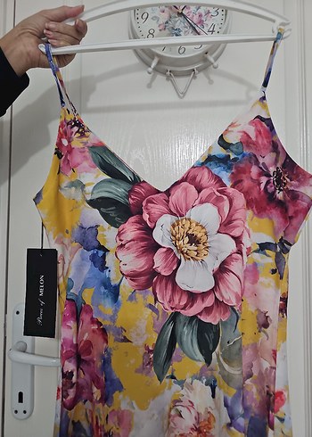 Çiçek Baskılı V Yaka Midi Elbise - Görsel 3