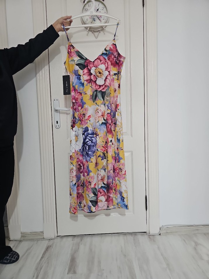 Çiçek Baskılı V Yaka Midi Elbise - Görsel 4