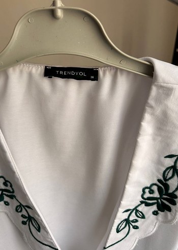 Nakış Detaylı V Yaka Beyaz Kadın Gömlek - Görsel 5