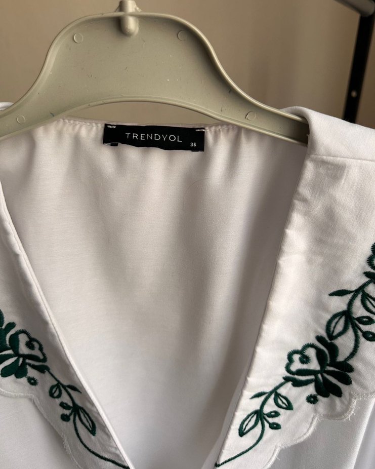 Nakış Detaylı V Yaka Beyaz Kadın Gömlek - Görsel 5