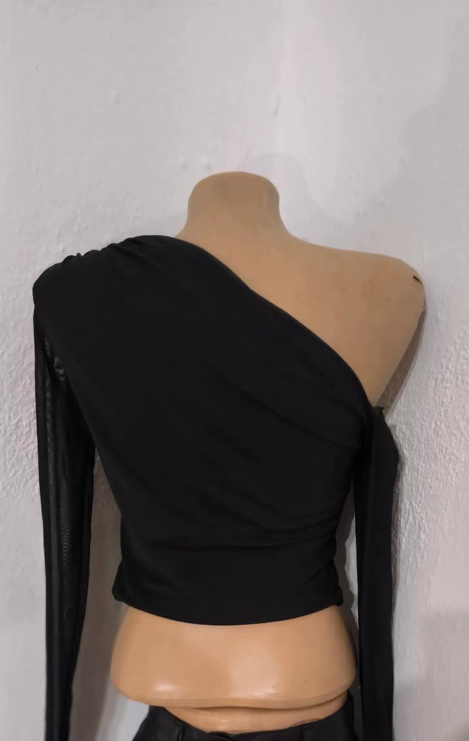 Tek Omuz Drapeli Siyah Mini Bluz - Görsel 2