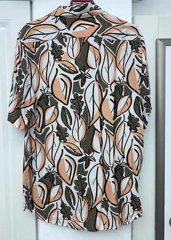 Düğmeli V Yaka Desenli Gömlek - Görsel 2
