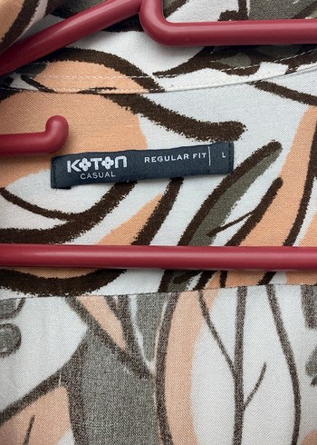 Düğmeli V Yaka Desenli Gömlek - Görsel 3