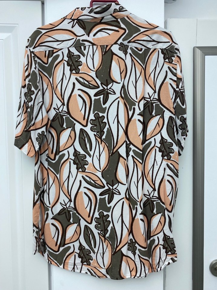 Düğmeli V Yaka Desenli Gömlek - Görsel 2