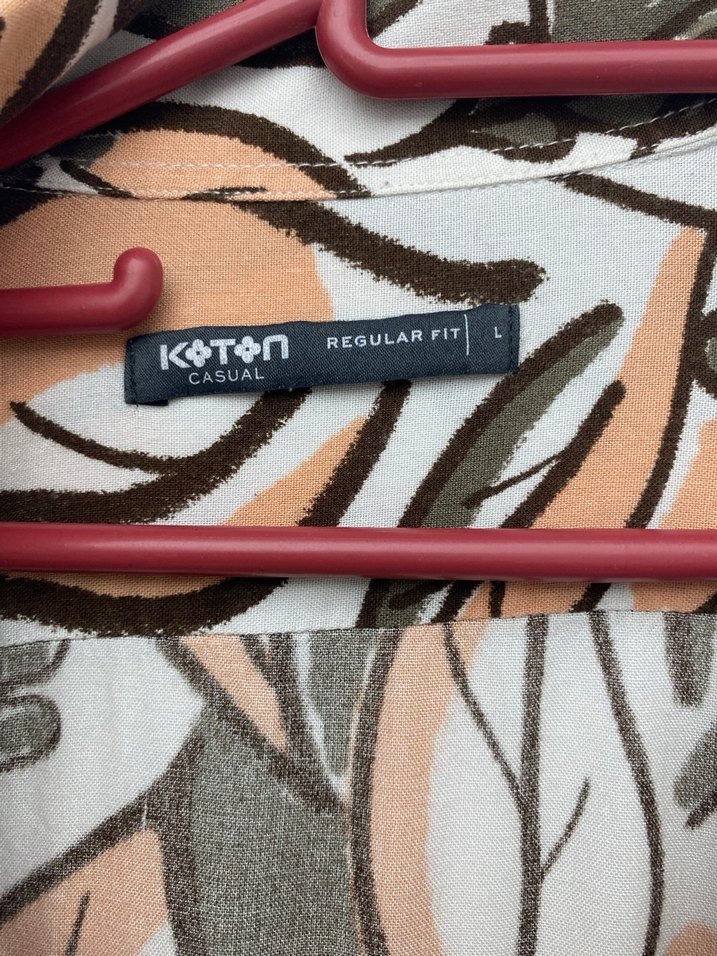 Düğmeli V Yaka Desenli Gömlek - Görsel 3