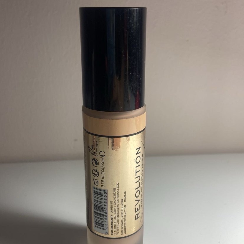 Revolution Conceal & Glow Aydınlatıcı Fondöten F3 - Görsel 3