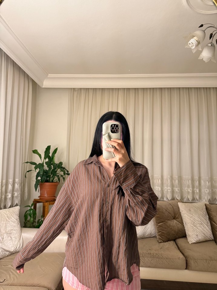 V Yaka Düğmeli Kahverengi Kadın Gömlek - Görsel 2