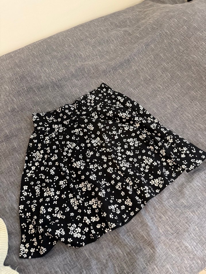 Çiçek Desenli Siyah Mini Etek - Görsel 2