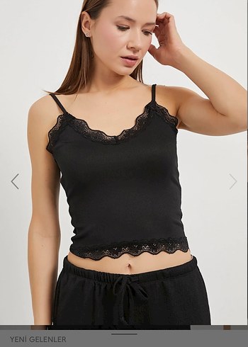 Dantelli Siyah V Yaka İnce Askılı Atlet - Görsel 4