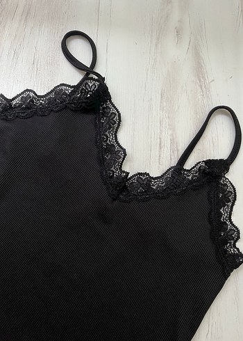 Dantelli Siyah V Yaka İnce Askılı Atlet - Görsel 3