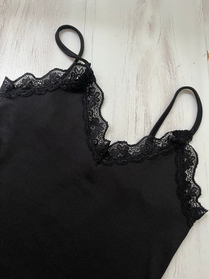 Dantelli Siyah V Yaka İnce Askılı Atlet - Görsel 3