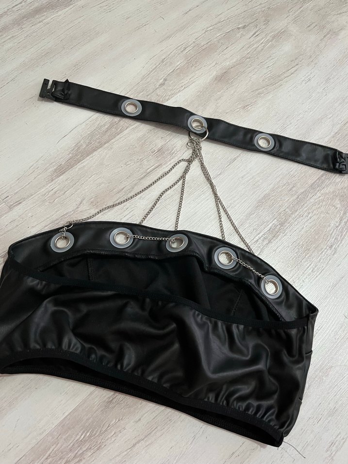 Zincir Detaylı Siyah Deri Straplez crop - Görsel 2