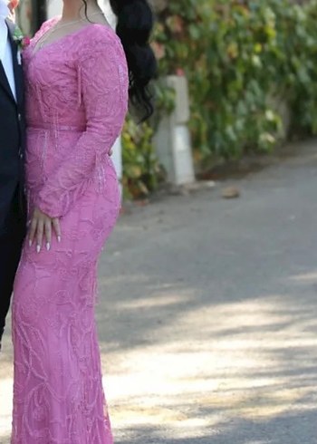 Pembe Dantel ve taş İşlemeli V Yaka Uzun Abiye Elbise - Görsel 3