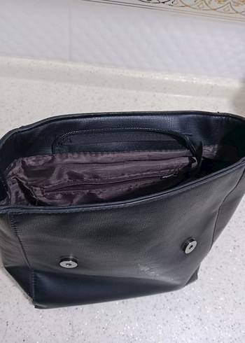 Siyah Deri Sırt ve Omuz Çantası
 Kemerli, 3 kere kullandım - Görsel 2