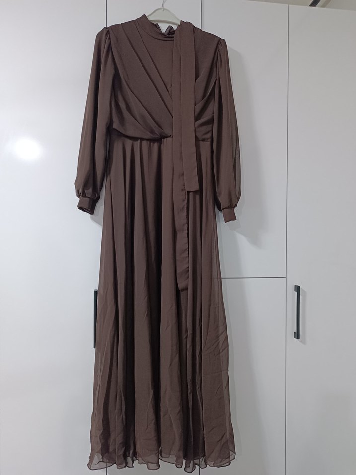 Uzun Kollu Koyu Kahverengi Şifon Elbise - Görsel 5