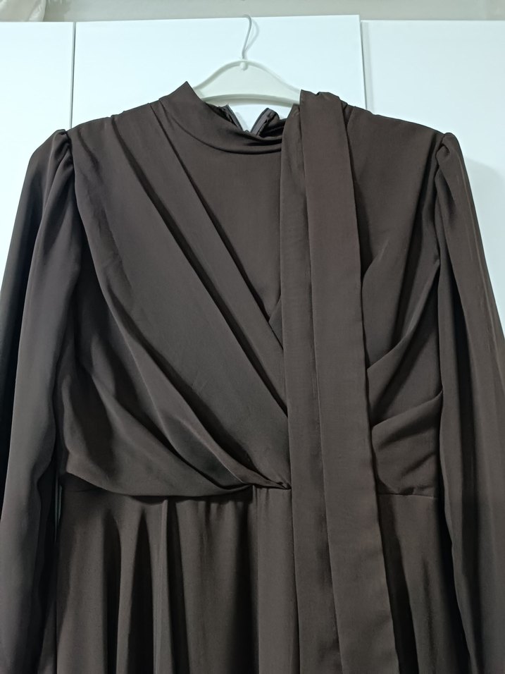 Uzun Kollu Koyu Kahverengi Şifon Elbise - Görsel 4