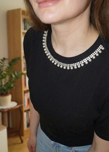 H&M Siyah İnci Yaka Detaylı Kadın Tişört - Görsel 2