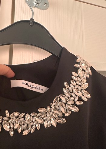 adL Siyah Saten Kolsuz Midi Elbise - Görsel 6