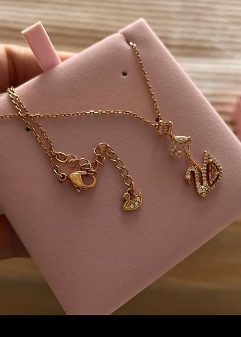 Altın Renkli İşlemeli Kuğu Kolye - Görsel 2