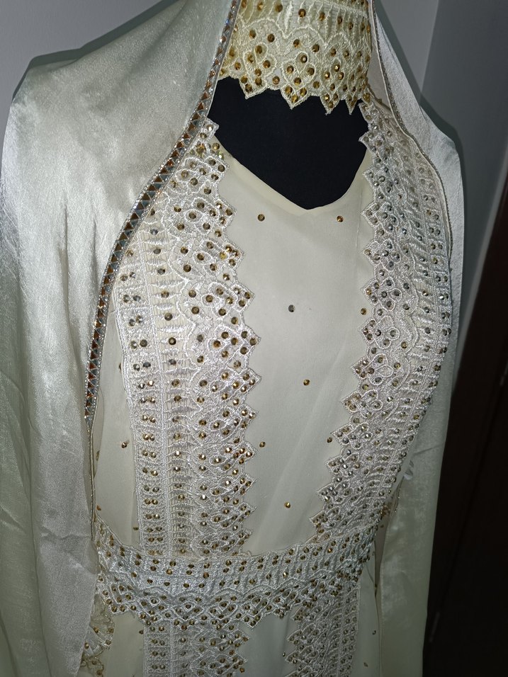 Uzun Beyaz Nakışlı Boncuk Detaylı Yöresel Elbise - Görsel 5