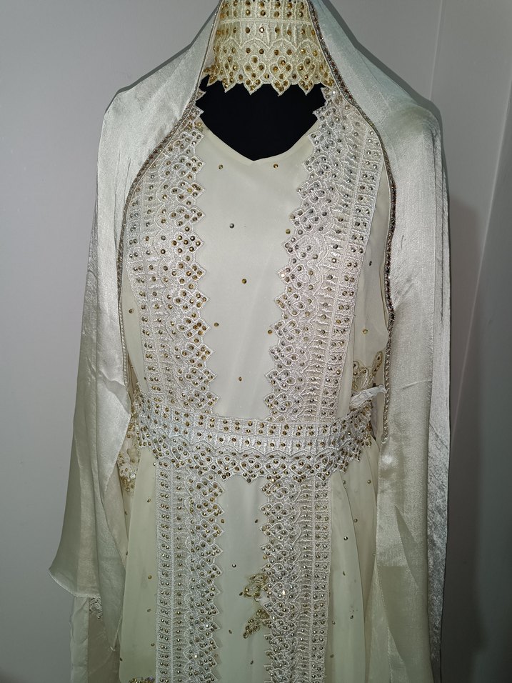 Uzun Beyaz Nakışlı Boncuk Detaylı Yöresel Elbise - Görsel 4