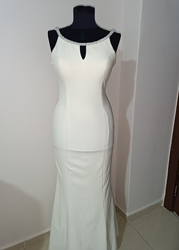 V Yaka, Sırt Detaylı Beyaz Uzun Abiye - Görsel 3