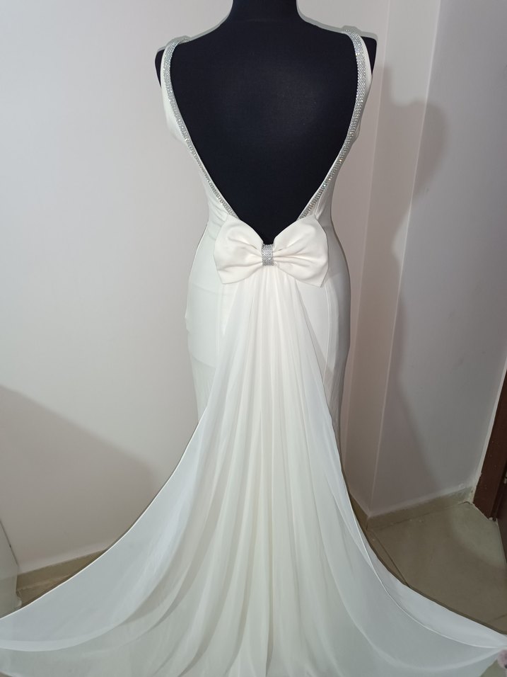 V Yaka, Sırt Detaylı Beyaz Uzun Abiye - Görsel 2