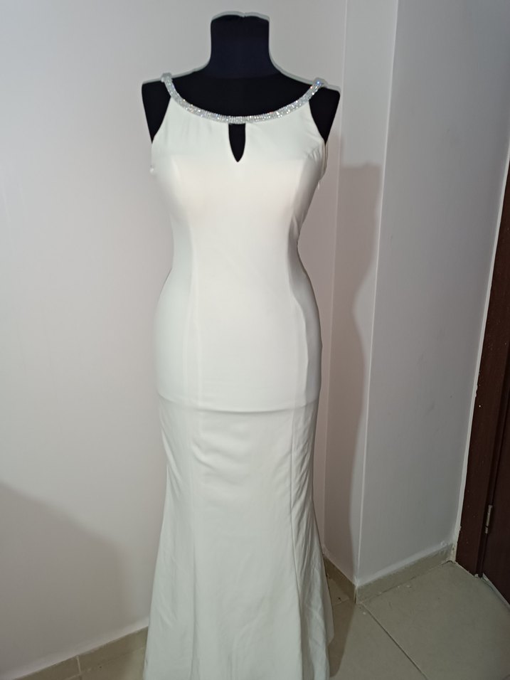 V Yaka, Sırt Detaylı Beyaz Uzun Abiye - Görsel 3