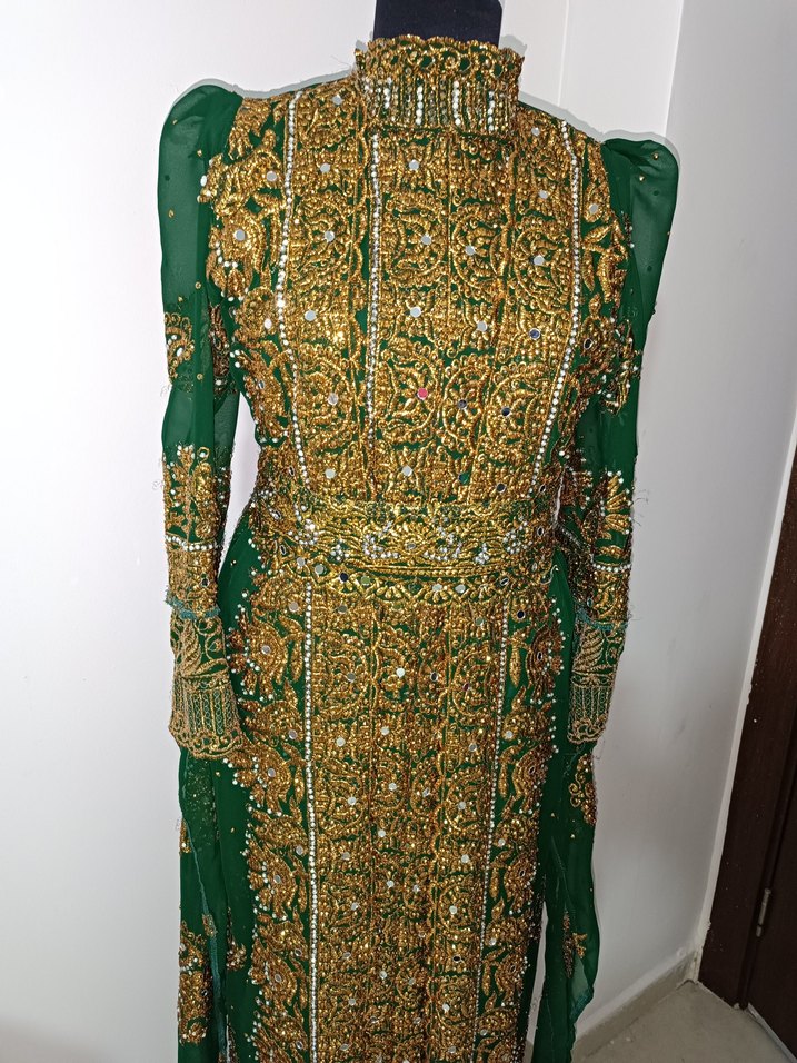 Uzun Kol, Yüksek Yaka Boncuklu Altın Yöresel Elbise - Görsel 2