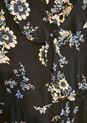 V Yaka Fırfır Detaylı Siyah Çiçekli Midi Elbise - Görsel 3