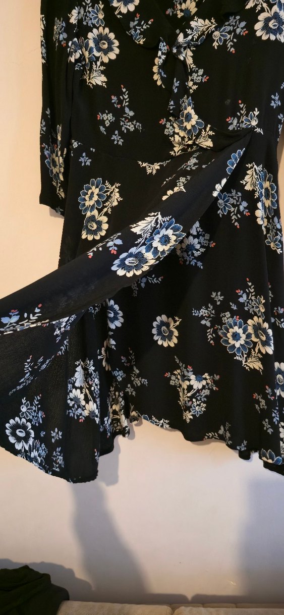 V Yaka Fırfır Detaylı Siyah Çiçekli Midi Elbise - Görsel 2