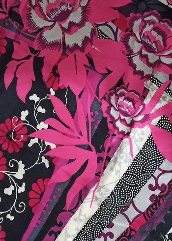 AKER Marka Fuşya-Siyah Çiçek Desenli İpek Eşarp - Görsel 3