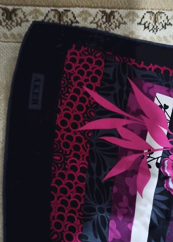 AKER Marka Fuşya-Siyah Çiçek Desenli İpek Eşarp - Görsel 2