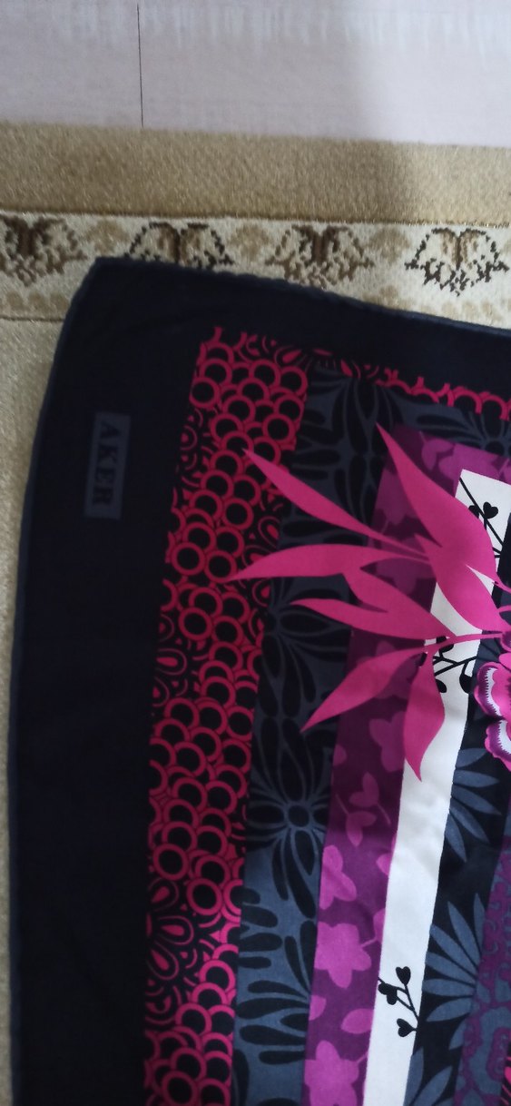 AKER Marka Fuşya-Siyah Çiçek Desenli İpek Eşarp - Görsel 2