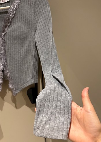 Dantel Detaylı Gri V Yakalı Kadın Hırka - Görsel 3