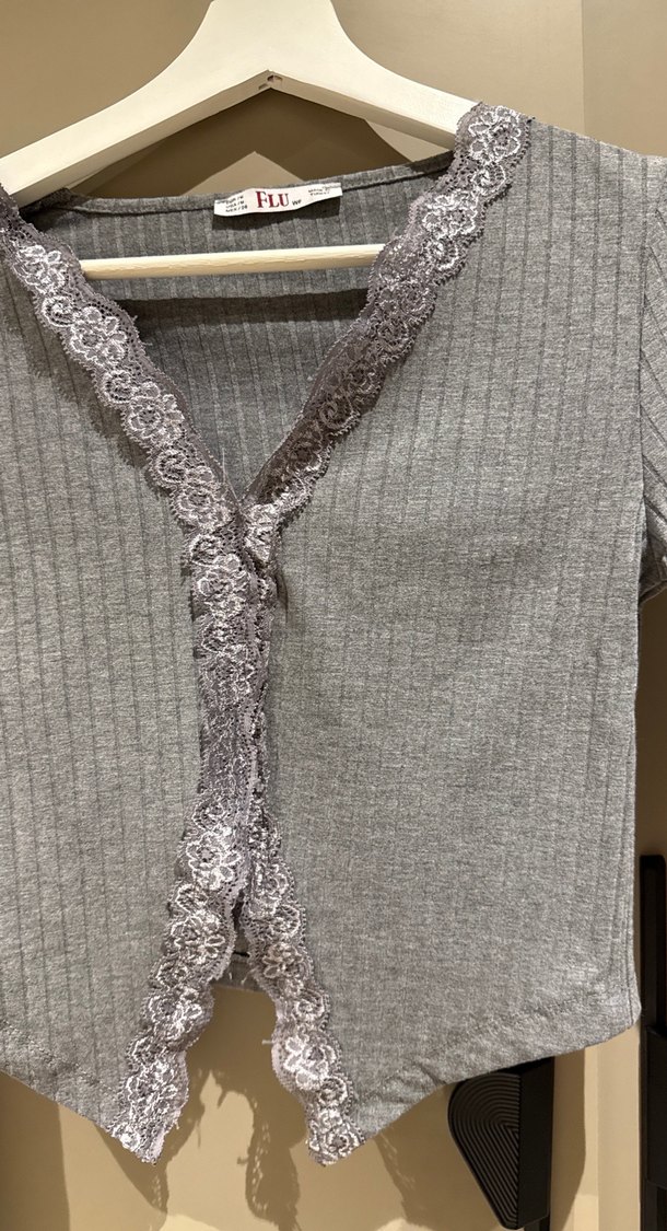 Dantel Detaylı Gri V Yakalı Kadın Hırka - Görsel 2