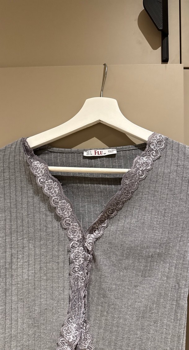 Dantel Detaylı Gri V Yakalı Kadın Hırka - Görsel 4