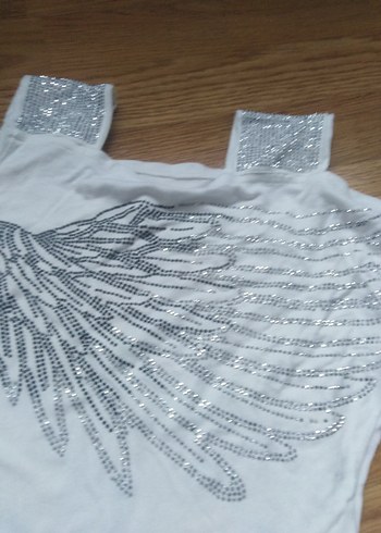 Pul Detaylı V Yaka Kısa Kollu Kadın Tişört - Görsel 2