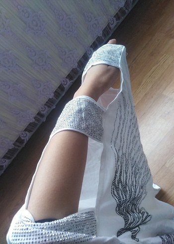 Pul Detaylı V Yaka Kısa Kollu Kadın Tişört - Görsel 5