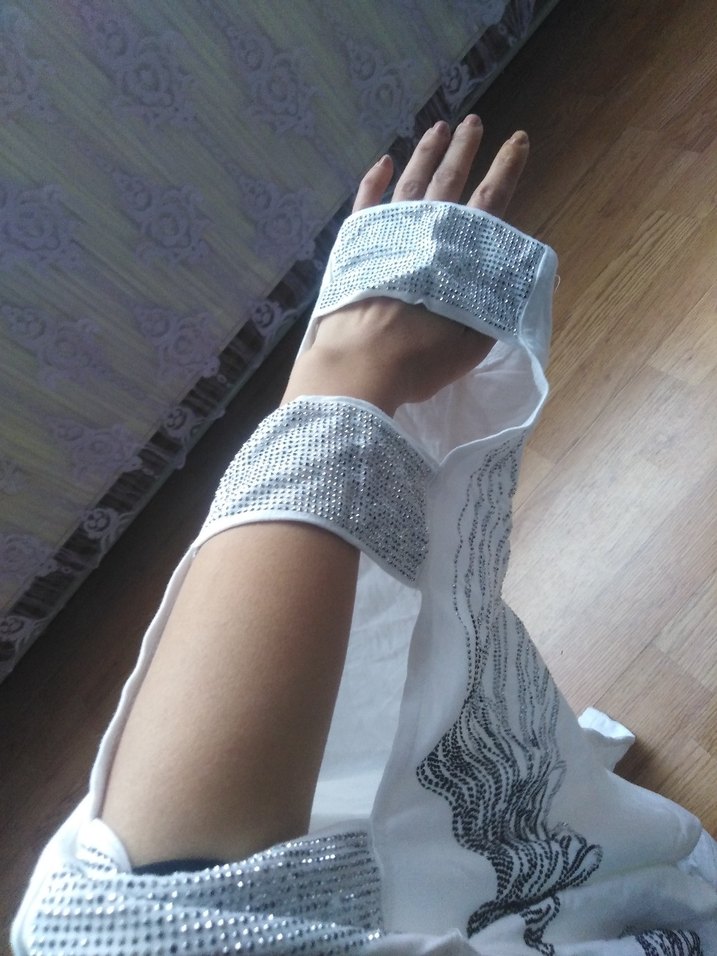 Pul Detaylı V Yaka Kısa Kollu Kadın Tişört - Görsel 4