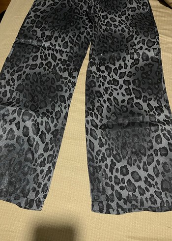 Leopar Desenli Parlak Gri Kadın Bol Kesim Pantolon - Görsel 5